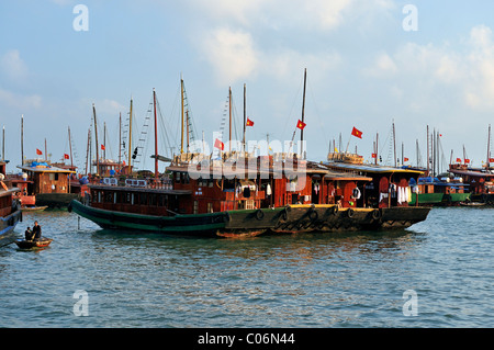 Port dans la baie d'Halong, Vietnam, Asie du sud-est Banque D'Images