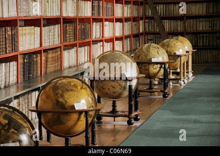 Globe terrestre et très vieux livres, bibliothèque, hall de la théologie, le monastère de Strahov, Hrad&# 269;tout, quartier du château, Prague, République Tchèque Banque D'Images