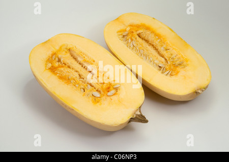 La courge spaghetti (Cucurbita pepo), de moitié des fruits. Studio photo sur un fond blanc. Banque D'Images