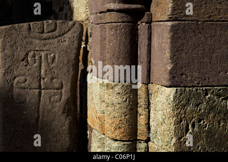 Croix en pierre sculpté, 12e siècle Kilmalkedar Church, près de Ballyferriter, péninsule de Dingle, comté de Kerry, Irlande Banque D'Images