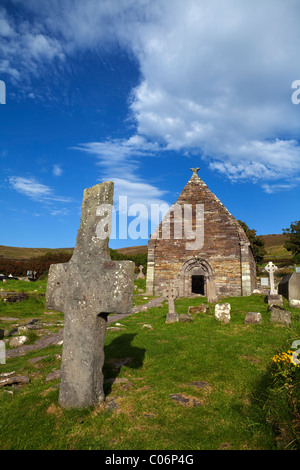 Croix de Pierre, 12e siècle Kilmalkedar Church, près de Ballyferriter, péninsule de Dingle, comté de Kerry, Irlande Banque D'Images