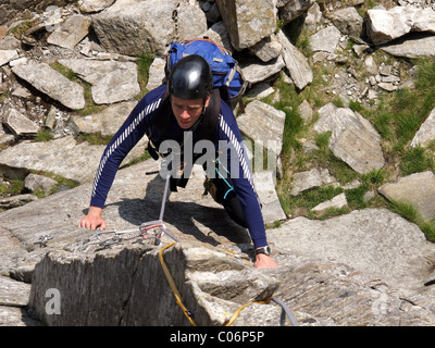 Un alpiniste sur Première nervure Pinnacle Tryfan, Snowdonia, Banque D'Images