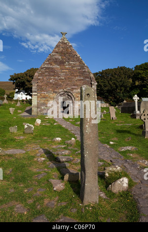 Pierre Ogham percée, 12ème siècle, près de l'Église Kilmalkedar Ballyferriter, péninsule de Dingle, comté de Kerry, Irlande Banque D'Images