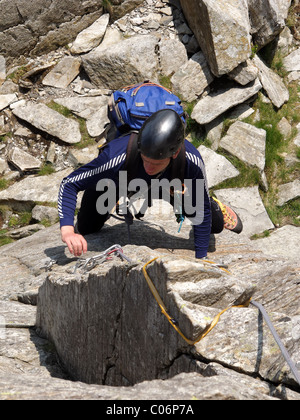 Un alpiniste sur Première nervure Pinnacle Tryfan, Snowdonia, Banque D'Images