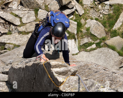 Un alpiniste sur Première nervure Pinnacle Tryfan, Snowdonia, Banque D'Images