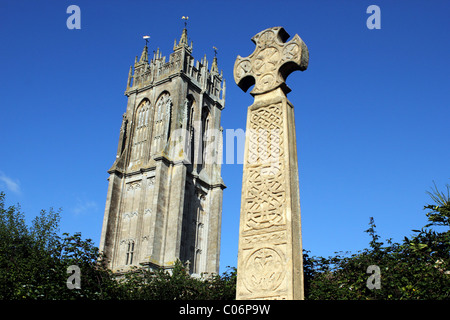 L'église de St Jean le Baptiste et ville War Memorial à Glastonbury, Somerset, England, UK Banque D'Images