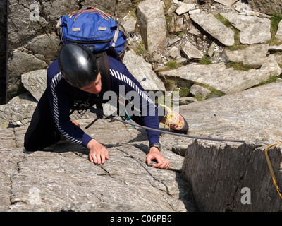 Un alpiniste sur Première nervure Pinnacle Tryfan, Snowdonia, Banque D'Images