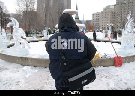 Les juges mark sculptures de glace créé par les sculpteurs de glace amateurs et professionnels dans les 2h (un bloc Challenge durant le Bal 2011 Banque D'Images