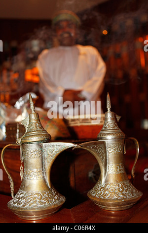 Le café arabe, connu sous le nom Dallah, tenir ensemble à Muscat, Oman. Banque D'Images