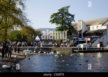 Ligne de rivage de la Bowness Bay sur le lac Windermere Banque D'Images