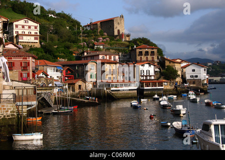 Village de pêcheurs sur la côte cantabrique, Pasajes de San Juan en Guipuzcoa Pays Basque Banque D'Images