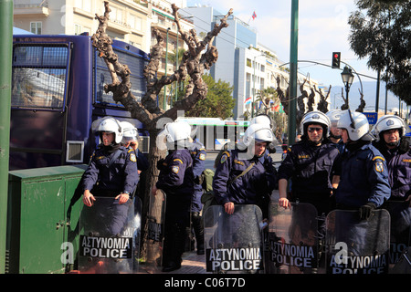 Europe Grèce Athènes la police anti-émeute lors d'un rassemblement anti gouvernement Banque D'Images