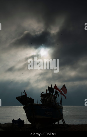 Bateau de pêche sur la plage de galets à Hastings East Sussex England Banque D'Images