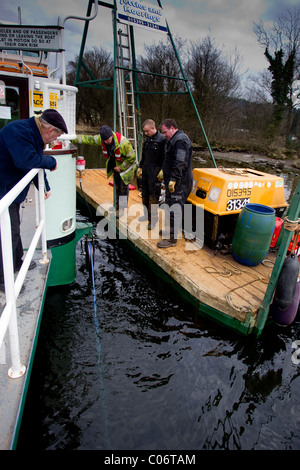 Le PARC NATIONAL DE LAKE DISTRICT et voiture de passagers sur le lac Windermere Cumbria Lake District Banque D'Images