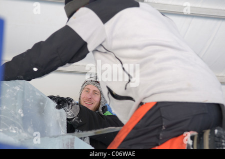 Des équipes de sculpteurs sur glace professionnel travailler ensemble à construire des sculptures de glace massive basée sur le thème "Yin et Yang" au bal. Banque D'Images