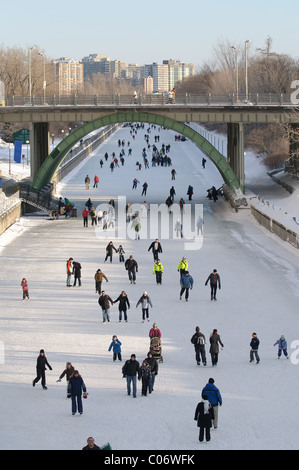 Les membres du public à prendre la glace sur le canal Rideau durant le premier week-end du Bal de festivités sur 5e février 2011. Banque D'Images