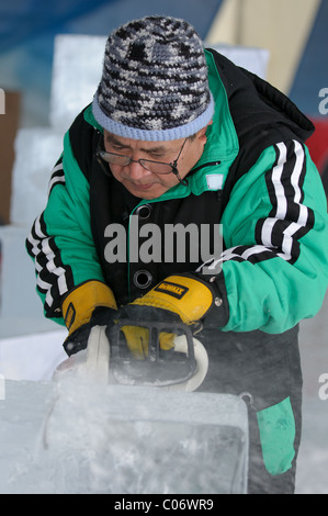 Des équipes de sculpteurs sur glace professionnel travailler ensemble à construire des sculptures de glace massive basée sur le thème "Yin et Yang" au bal. Banque D'Images