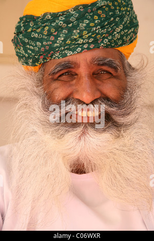 Beau, coloré smiling Indian man à Meherangarh Fort, Jodphur, Rajasthan Banque D'Images