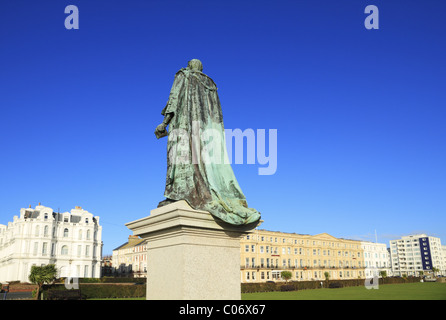 Une statue de Spencer Compton, le 8e duc de Devonshire, sur la pelouse de l'Ouest en face du Grand Hotel, Eastbourne, East Sussex, Banque D'Images