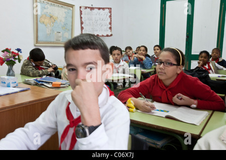 Cuba, La Havane. Les élèves de sixième année en classe l'étude de l'histoire de Cuba. Banque D'Images