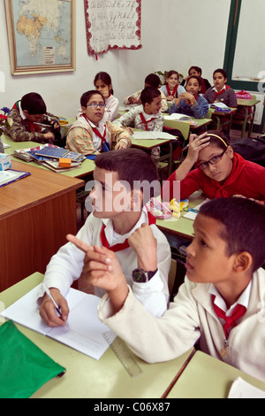 Cuba, La Havane. Les élèves de sixième année en classe l'étude de l'histoire de Cuba. Banque D'Images