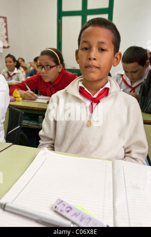 Cuba, La Havane. L'élève de sixième année de la classe d'étudier l'histoire de Cuba. Banque D'Images