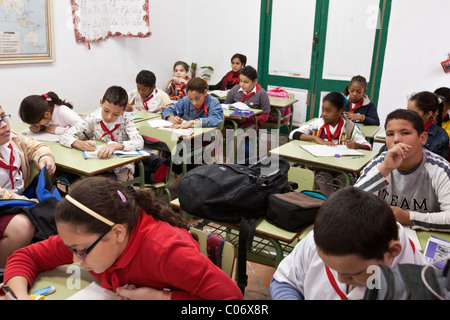 Cuba, La Havane. Les élèves de sixième année en classe l'étude de l'histoire de Cuba. Banque D'Images