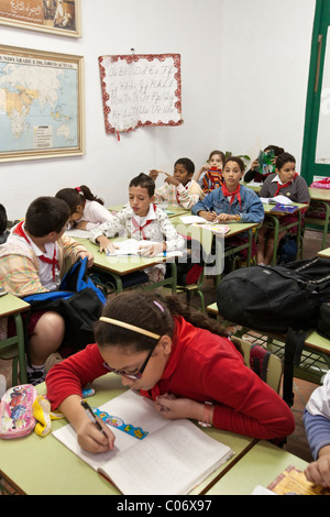 Cuba, La Havane. Les élèves de sixième année en classe l'étude de l'histoire de Cuba. Banque D'Images