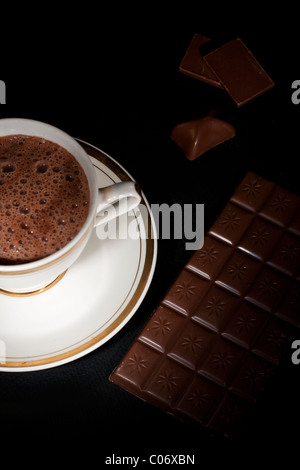 Boisson au chocolat de luxe sur blanc tasse de lait et chocolat, sur fond noir, jusqu'voir Banque D'Images