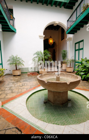 Cuba, La Havane. Fontaine dans la cour de la Casa de los Arabes, bâtiment du xviiie siècle. Banque D'Images