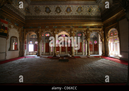 À l'intérieur de l'ornate Phool Mahal au Fort Mehrangarh, Jodphur, Rajasthan Banque D'Images