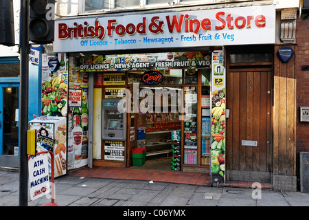 Magasin d'alimentation britannique dans Old Street, Londres Banque D'Images