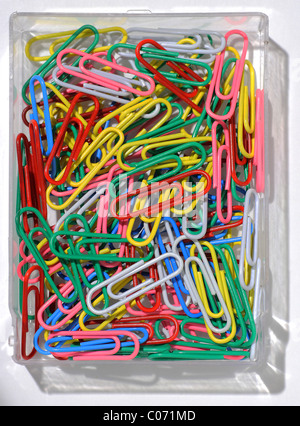 Un ensemble de papier couleur-clips dans un coffret plastique Banque D'Images