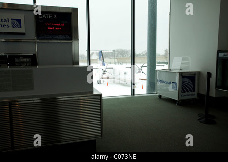 Continental Airlines gate reste vide pendant la fermeture de l'aéroport Bradley lors d'une importante tempête de neige. Banque D'Images