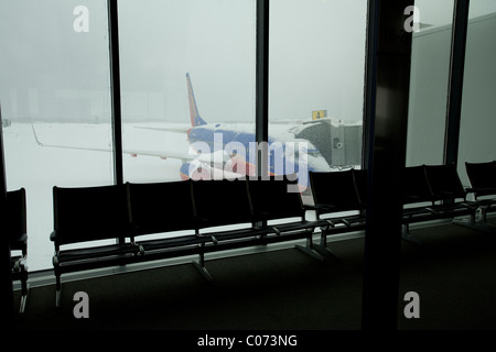 Une importante tempête de neige a fermé l'aéroport international de Bradley et coin dans le sud-ouest de la zone d'embarquement des compagnies aériennes restent vides. Banque D'Images