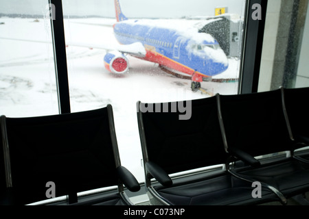 Une importante tempête de neige a fermé l'aéroport international de Bradley et coin dans le sud-ouest de la zone d'embarquement des compagnies aériennes restent vides. Banque D'Images