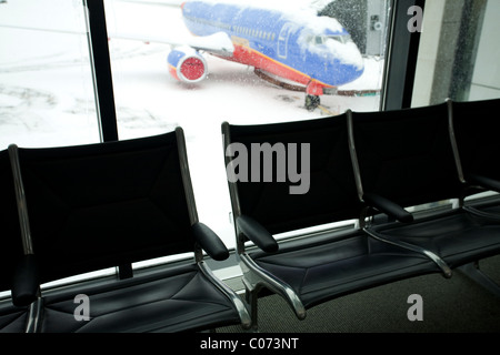 Une importante tempête de neige a fermé l'aéroport international de Bradley et coin dans le sud-ouest de la zone d'embarquement des compagnies aériennes restent vides. Banque D'Images