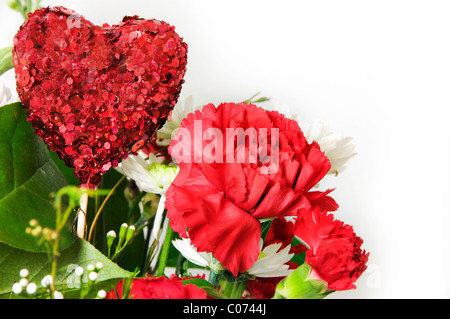 Libre passage de l'un bouquet romantique dispose d''une red carnation et une forme coeur avec place pour le texte. Banque D'Images