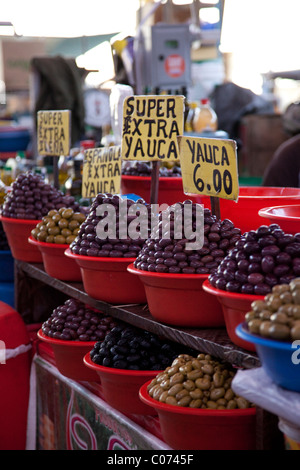 Arequipa, Peru's Mercado de San Camilo, ou San Camilio marché, où les produits de partout dans le sud du Pérou peut être vu. Banque D'Images