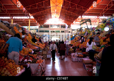 Arequipa, Peru's Mercado de San Camilo, ou San Camilio marché, où les produits de partout dans le sud du Pérou peut être vu. Banque D'Images