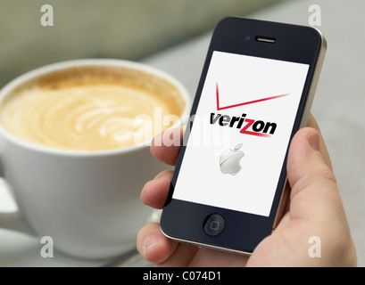 Homme tienne un iphone 4 Verizon iphone montrant disponible aux États-Unis Banque D'Images