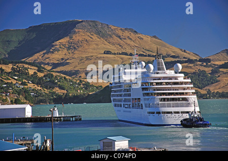 Silversea 'Silver Spirit' bateau de croisière quittant le port, Lyttelton, Lyttelton Harbour, Bank's Peninsula, Canterbury, île du Sud, Nouvelle-Zélande Banque D'Images