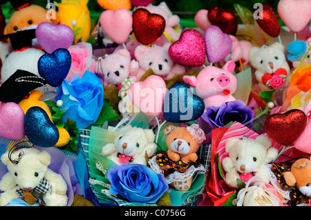 Cute teddy ours ours fleurs et coeurs amour valentine valentines day celebration de célébrer l'amour affection cadeaux Bouquets Banque D'Images