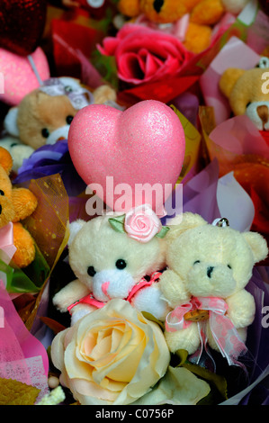 Cute teddy ours ours fleurs et coeurs amour valentine valentines day celebration de célébrer l'amour affection cadeaux Bouquets Banque D'Images