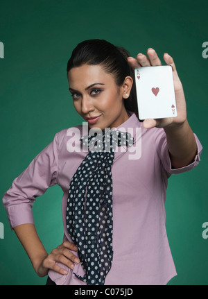 Businesswoman showing Ace of Hearts Banque D'Images