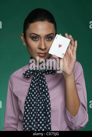 Businesswoman showing Ace of Hearts Banque D'Images