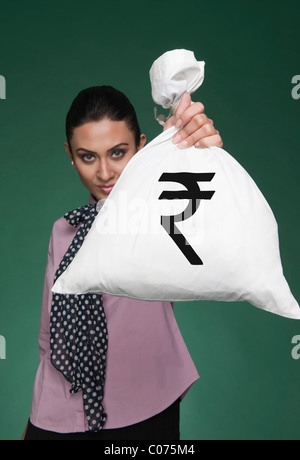 Hotel Room argent sac avec Indian Rupee symbole sur elle Banque D'Images