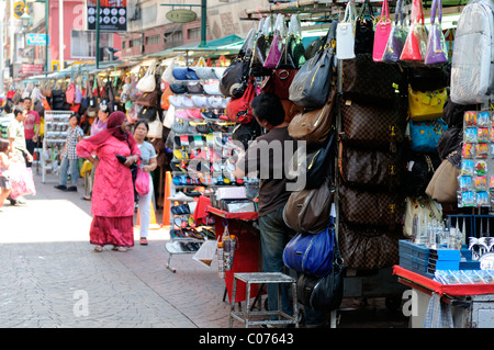 Sacs en cuir sacs à main designer faux pirates pirates des biens de luxe en vente stall Petaling street chinatown Kuala Lumpur Malaisie Banque D'Images