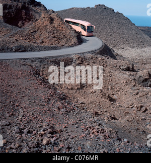 En Bus du parc naturel de Timanfaya de paysages volcaniques sur l'île de Lanzarote, Canary Islands, Spain, Europe Banque D'Images