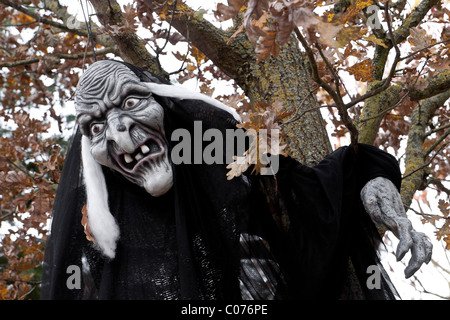 La figure de sorcière, suspendu à un arbre, effrayant, nuit de Walpurgis Banque D'Images